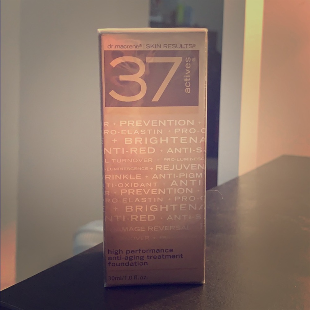 37 Actives Foundation, Anti-Aging (Light)